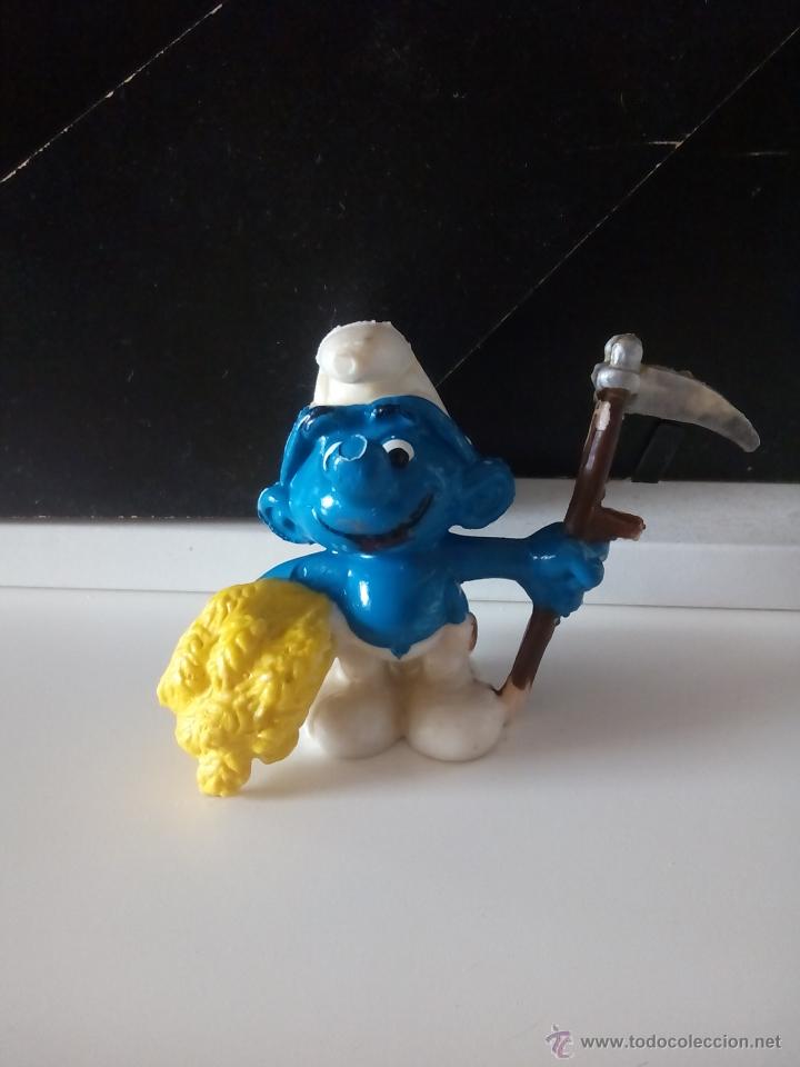 Figuras de Goma y PVC: Antigua Figura pvc Pitufo Campesino con Guada&ntilde;a. De Peyo.