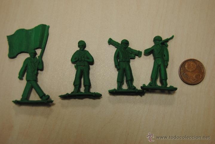 Figure di Gomma e PVC: lote 4 soldaditos pl&aacute;stico con base aplanados