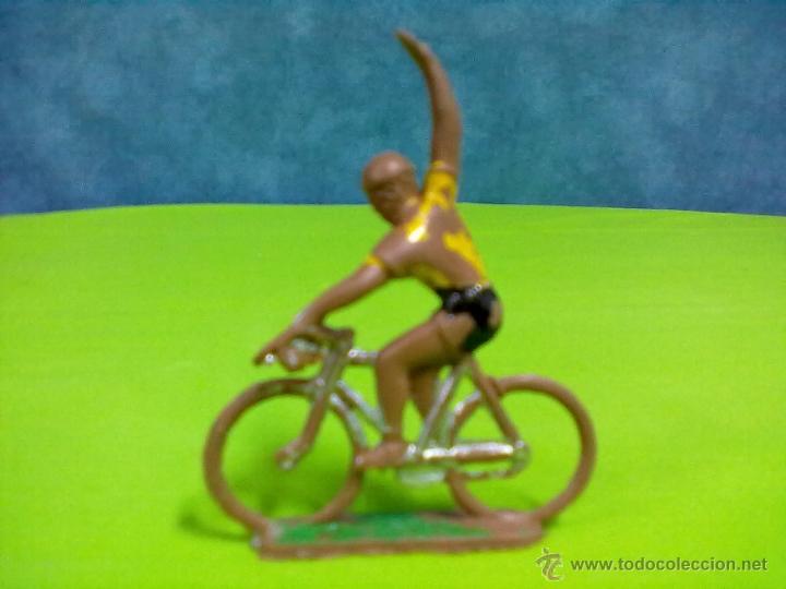 Figuras de goma y PVC: SOTORRES CICLISTA PLASTICO - Foto 1