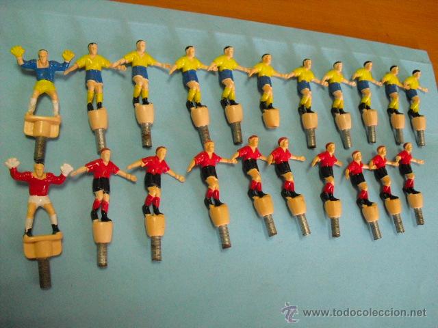 22 muñecos o figuras futbolistas de plástico duro