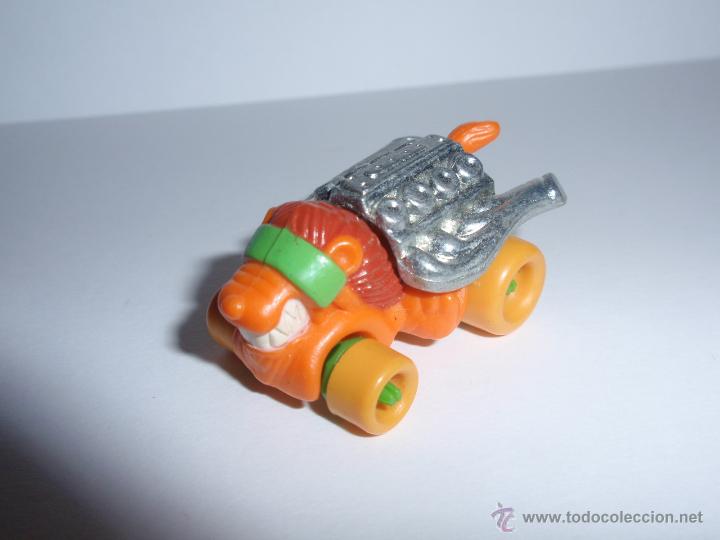 Kinder Figures: Figurita Huevo Kinder Ferrero LE&Oacute;N DE CARRERAS CON RUEDAS