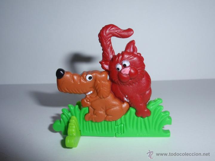 Kinder Figures: Figurita Huevo Kinder Ferrero DIORAMA GATO PERRO
