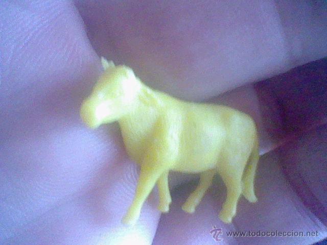 Figure di Gomma e PVC: FIGURA VACA TERNERO AMARILLAO KIOSKO QUIOSCO ANTIGUA O SIMILAR PL&Aacute;STICO .