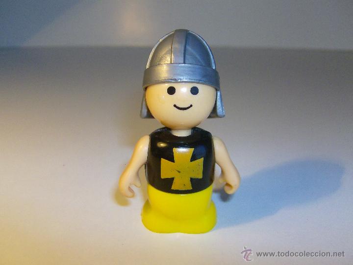 Figuras de goma y PVC: MU&Ntilde;ECO MEDIEVAL CON CASCO - Foto 1