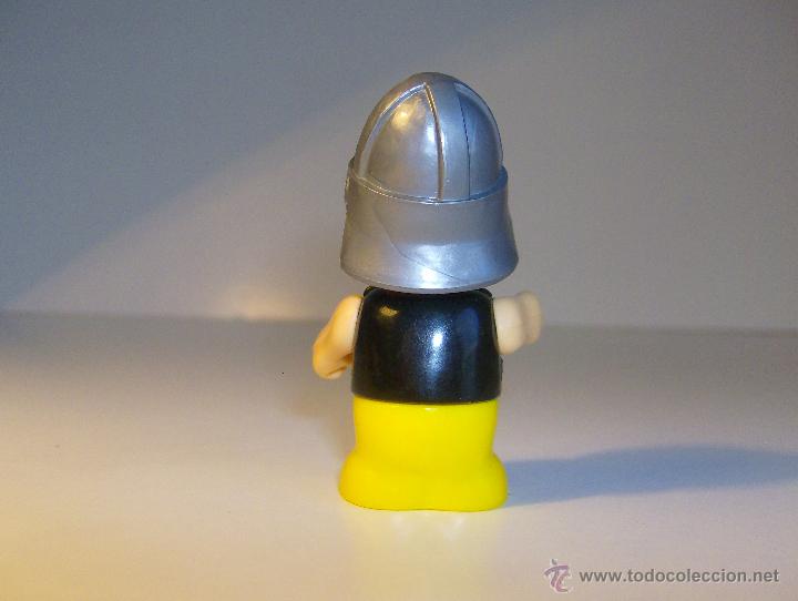 Figuras de goma y PVC: MU&Ntilde;ECO MEDIEVAL CON CASCO - Foto 2