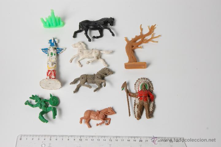 Figuras de goma y PVC: LOTE DE CABALLOS, INDIOS, TOTEM Y VARIOS COMANSI - Foto 1