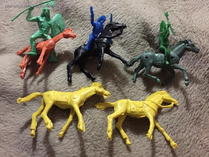 Figuras de goma y PVC: Lote de indios y vaqueros de pl&aacute;stico PIPERO caballos - Foto 1
