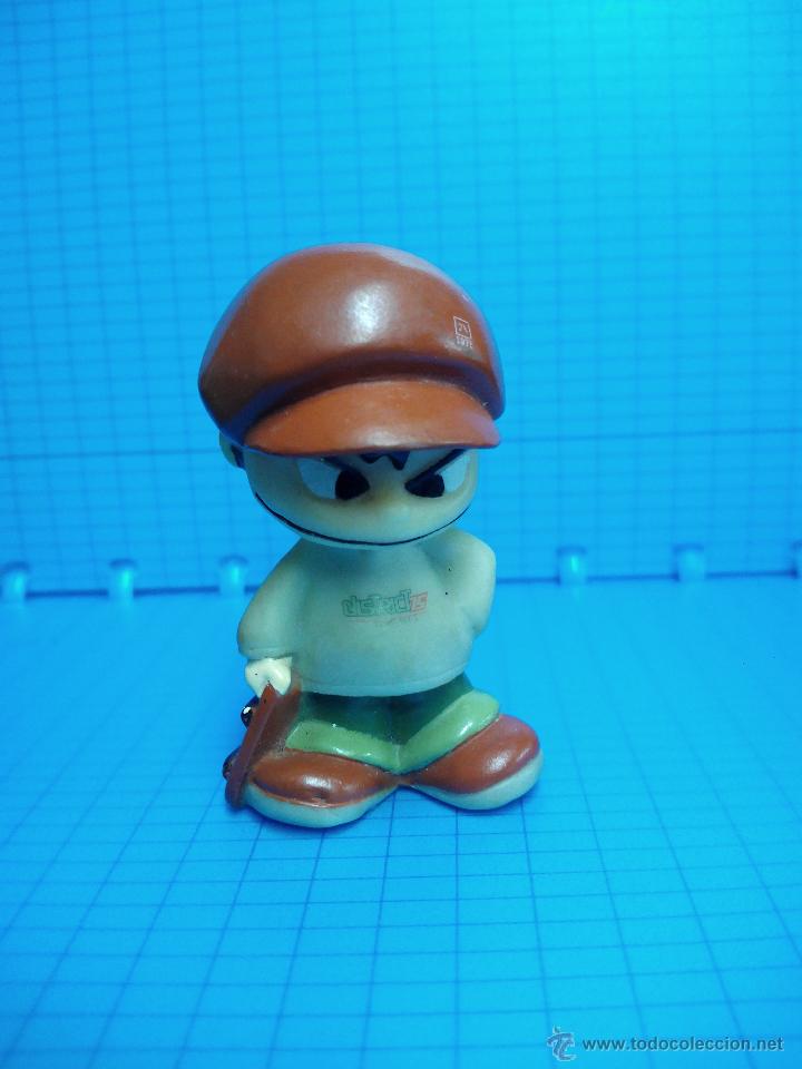 Figuras de Goma y PVC: MU&Ntilde;ECO GOMA SKATER ENFADADO CON MONOPATIN SKATE RAPERO