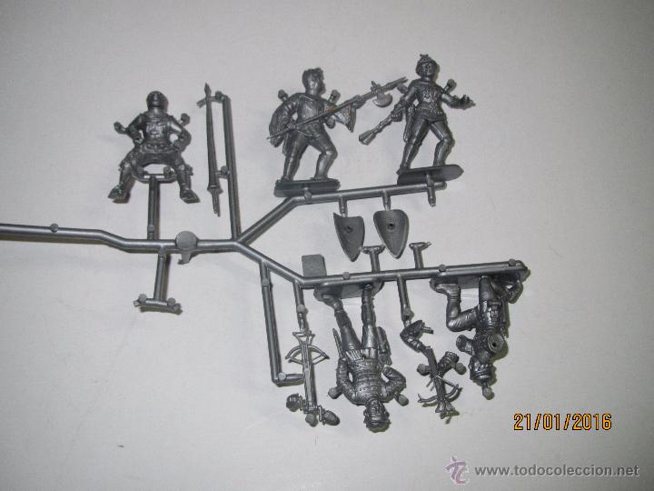 Figuras de Goma y PVC: Bebedero con 5 Figuras, Accesorios y Armas Medievales de Pl&aacute;stico Rigido 6 cm. de Altura