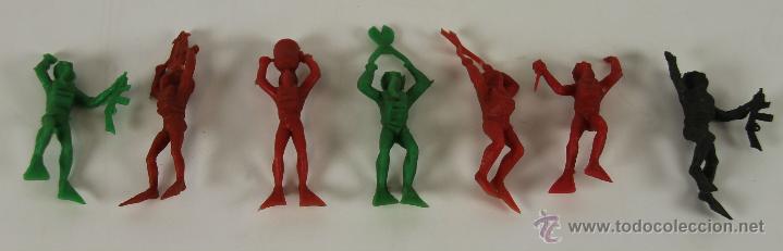 Rubber and PVC Figures: COLECCION DE 7 FIGURAS EN PLASTICO DE SUBMARINISTAS. CIRCA 1970.