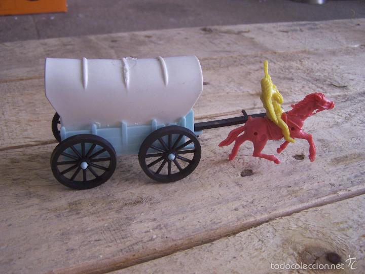Figuras de goma y PVC: Carro caballo e indio - Foto 1