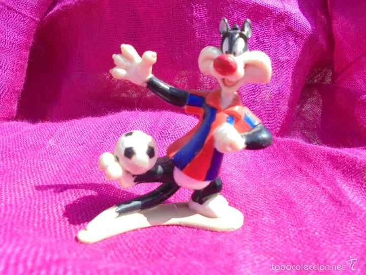 Rubber and PVC Figures: WARNER BROS, JUGADOR DEL BARCELONA,  STAR TOYS
