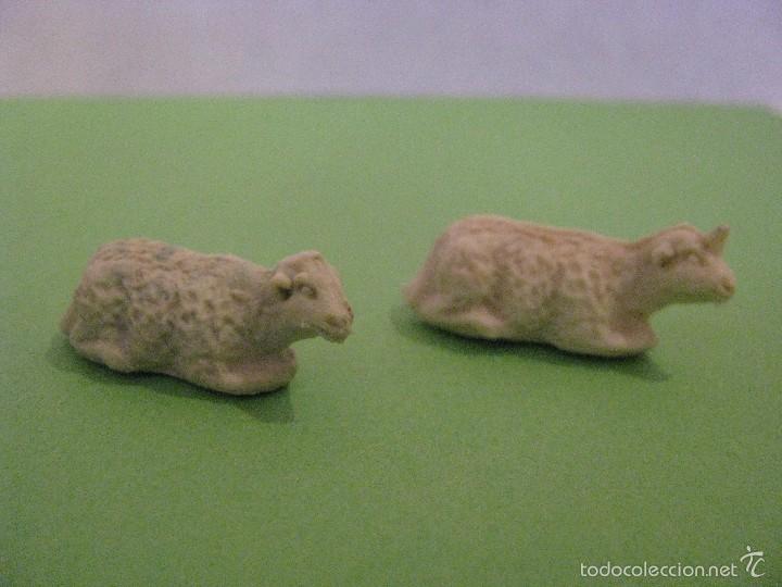 Figuras de Goma y PVC: 2 FIGURAS DE OVEJAS.
