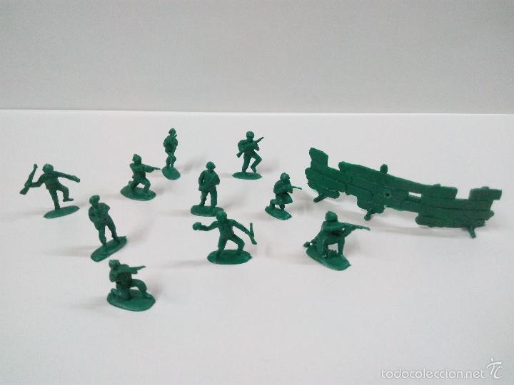 Figuras de goma y PVC: LOTE SOLDADITOS Y BARRICADA - Foto 1