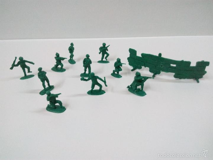 Figuras de goma y PVC: LOTE SOLDADITOS Y BARRICADA - Foto 2