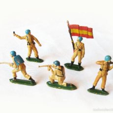 Figuras de Goma y PVC: 5 FIGURAS BEIGE DE SOLDADOS ESPAÑOLES EN ACCION - SOLDADO AGUSTIN TEIXIDO1955 - MUY BUEN ESTADO