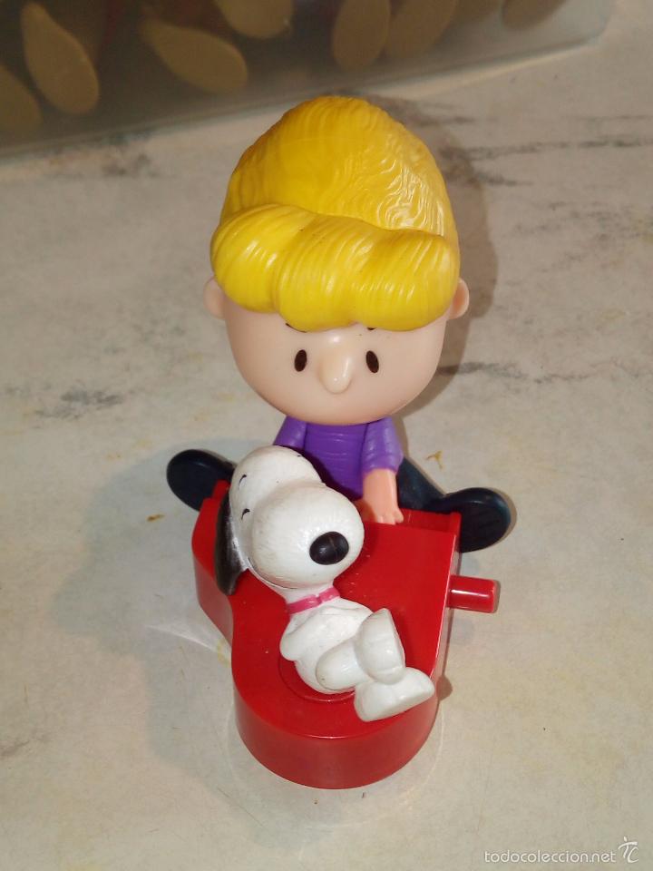 Figuras de goma y PVC: Schroeder y Snoopy. McDonalds, 2015 - Foto 1