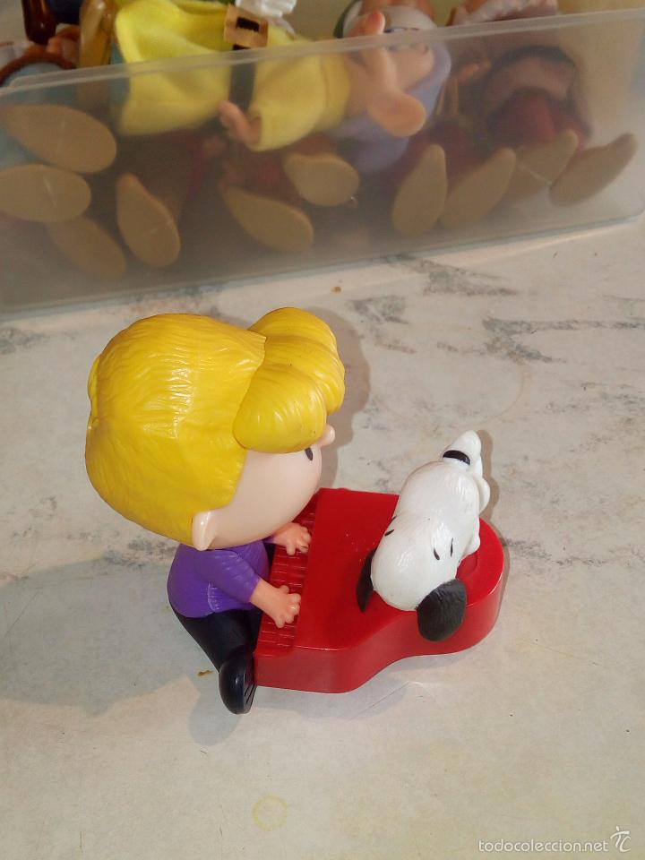 Figuras de goma y PVC: Schroeder y Snoopy. McDonalds, 2015 - Foto 2