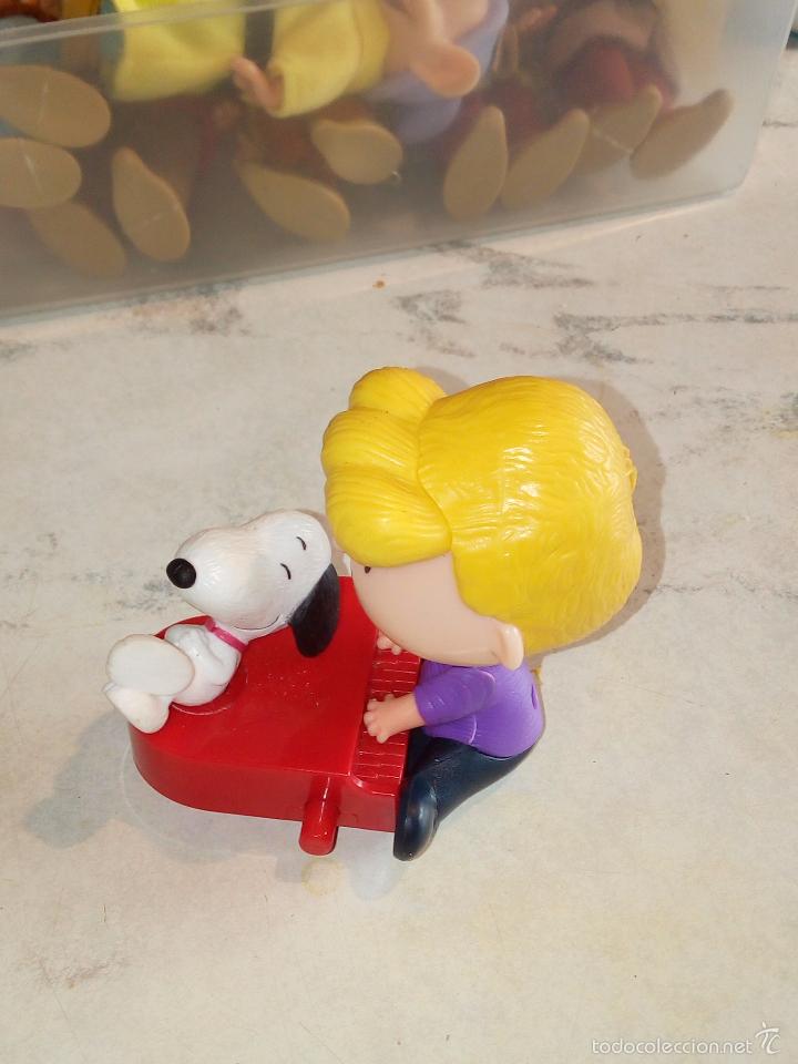 Figuras de goma y PVC: Schroeder y Snoopy. McDonalds, 2015 - Foto 4