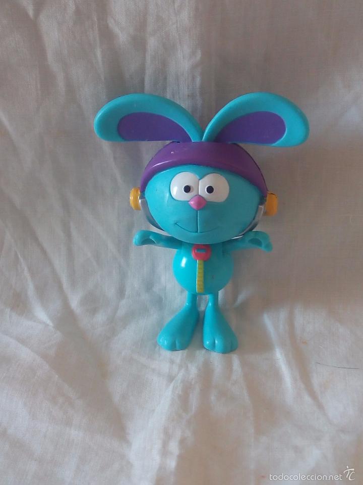 Figuras de goma y PVC: Conejo cabez&oacute;n azul, con casco morado.
