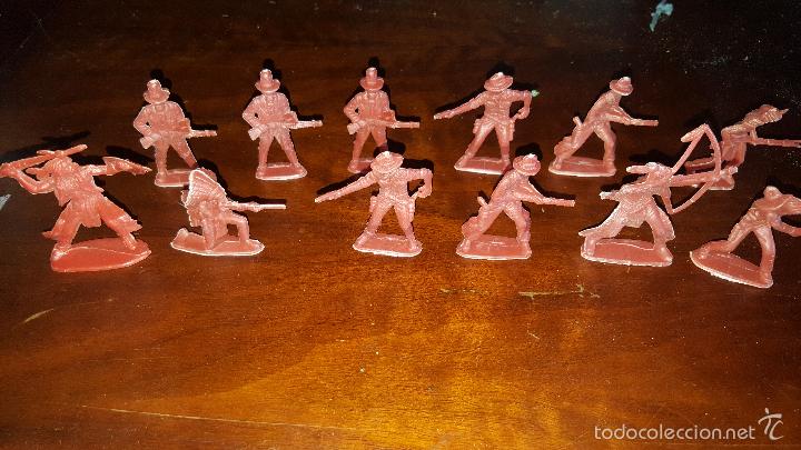 Figuras de goma y PVC: lote del oeste indios y vaqueros cowboy - Foto 2
