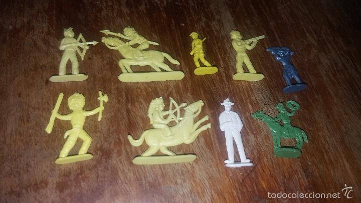 Figuras de goma y PVC: Lote soldaditos indios y vaqueros - Foto 1