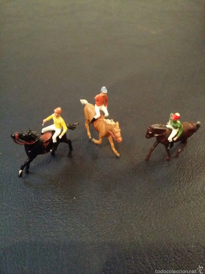 Figuras de goma y PVC: Figuritas de 3 jockeys. Pvc. - Foto 1