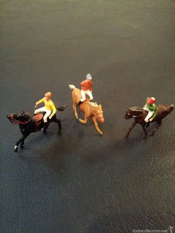 Figuras de goma y PVC: Figuritas de 3 jockeys. Pvc. - Foto 2