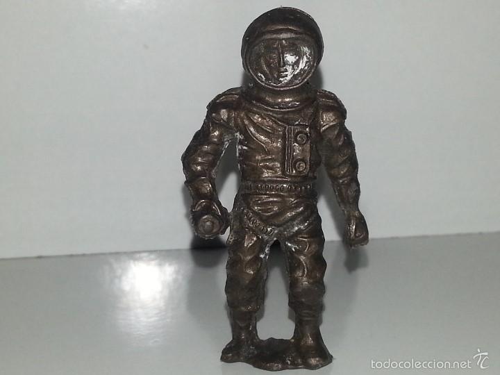 Figuras de Goma y PVC: ANTIGUA FIGURA REGALO PROMOCIONAL HELADOS CAMY ASTRONAUTA COSMONAUTAS - CAMYJET A&Ntilde;OS 60 / 70 DORADO