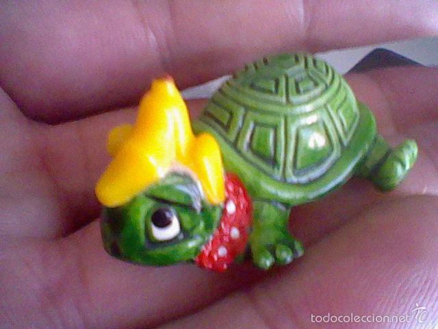 Kinder &Uuml;berraschung: figura mu&ntilde;eco tortuga platano huevos kinder promocional chocolates 4 cms alto (*)
