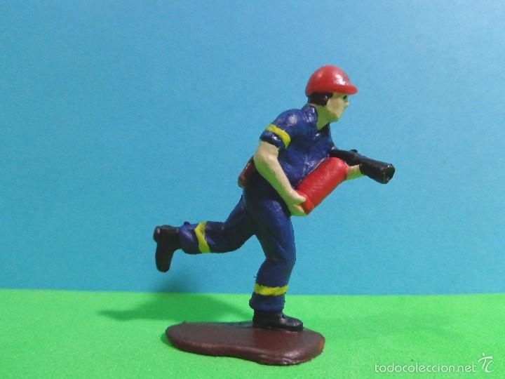 Figuras de Borracha e PVC: FIGURA PINTADA A MANO 'BOMBERO - TIPO 002 00001', ESCALA 1/35.