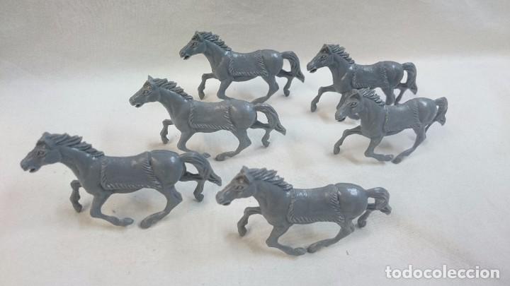 Figuras de goma y PVC: LOTE DE 6 CABALLOS DE INDIOS - Foto 1