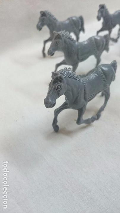 Figuras de goma y PVC: LOTE DE 6 CABALLOS DE INDIOS - Foto 2