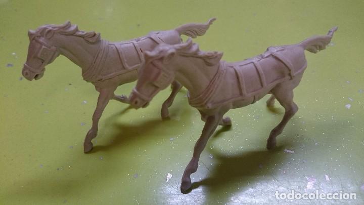Figuras de goma y PVC: LOTE DE 2 CABALLOS DE CARRETA COMANSI - Foto 1