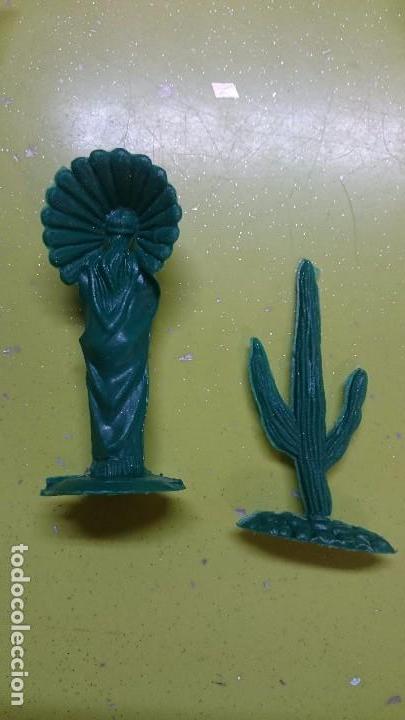 Figuras de goma y PVC: FIGURA DE INDIO Y CACTUS - Foto 2