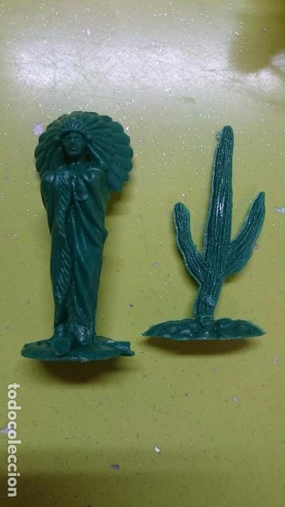 Figuras de goma y PVC: FIGURA DE INDIO Y CACTUS - Foto 1