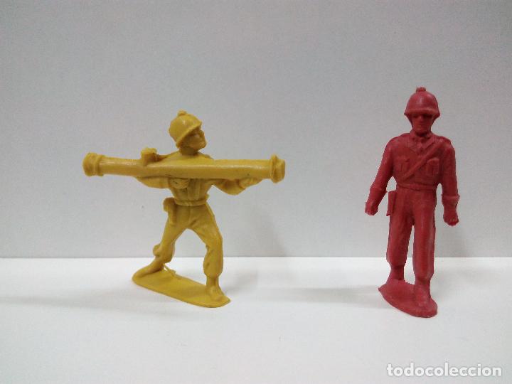 Figuras de goma y PVC: DOS SOLDADITOS MONOCOLOR . PIPERO . - Foto 1