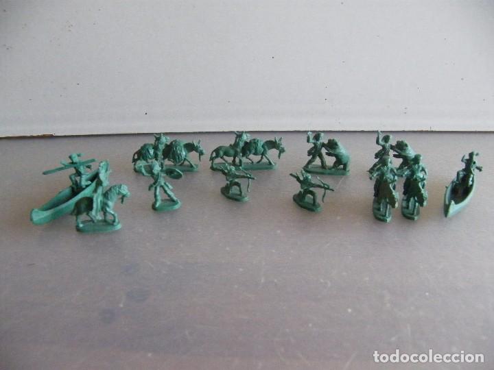 Figuras de goma y PVC: Montaplex. Lote de indios y vaqueros exploradores. - Foto 1