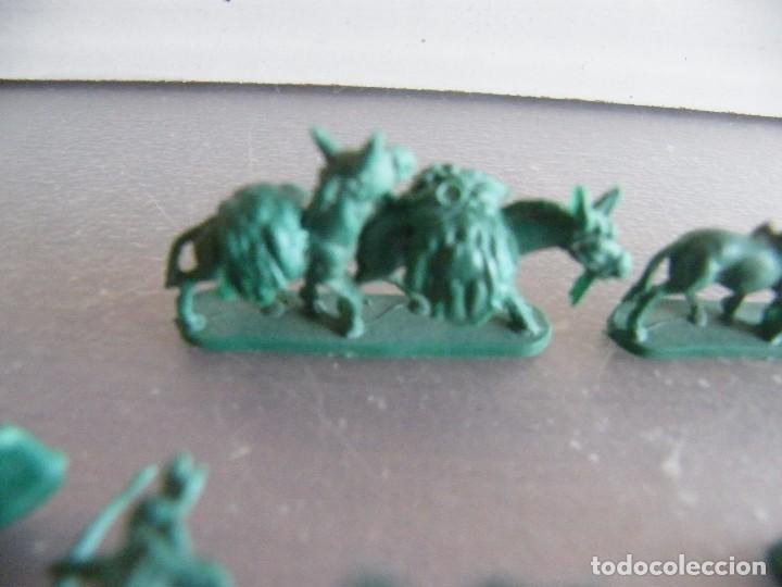 Figuras de goma y PVC: Montaplex. Lote de indios y vaqueros exploradores. - Foto 5