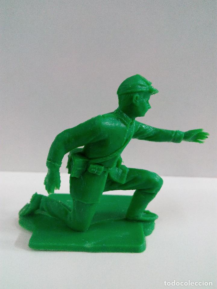 Figuras de goma y PVC: SOLDADO ARTILLERO . MONOCOLOR - Foto 1