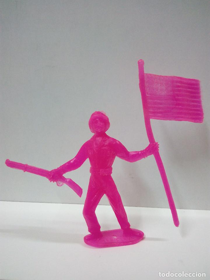 Figuras de goma y PVC: SOLDADO AMERICANO ABANDERADO . COMANSI . MONOCOLOR - Foto 1
