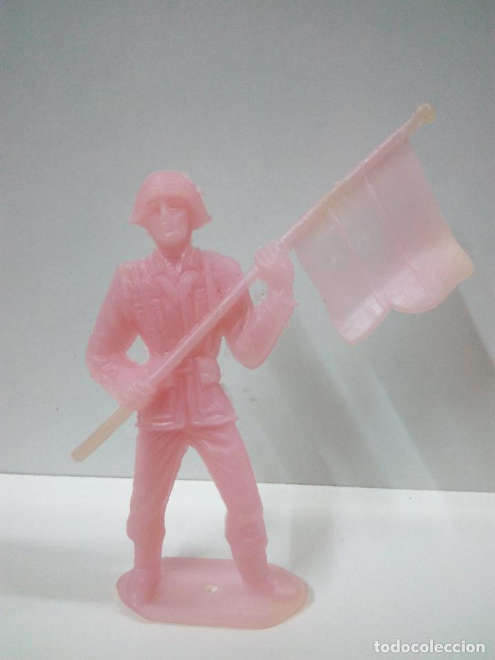 Figuras de goma y PVC: SOLDADO ESPA&Ntilde;OL ABANDERADO . COMANSI . MONOCOLOR - Foto 1