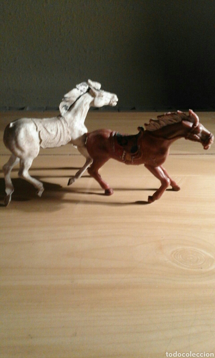 Figuras de goma y PVC: DOS CABALLOS DE PLASTICO LAFREDO. - Foto 1