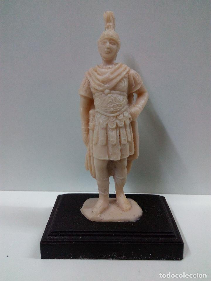 Figuras de goma y PVC: FIGURA DE CENTURION ROMANO . CON BASE . - Foto 1