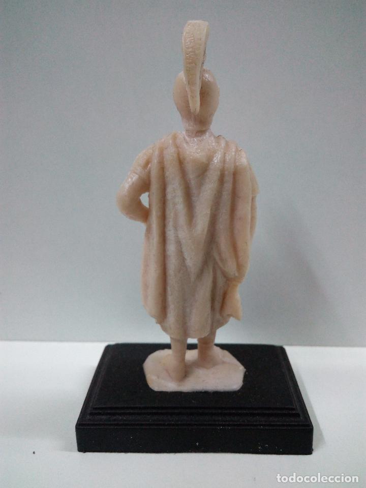 Figuras de goma y PVC: FIGURA DE CENTURION ROMANO . CON BASE . - Foto 2