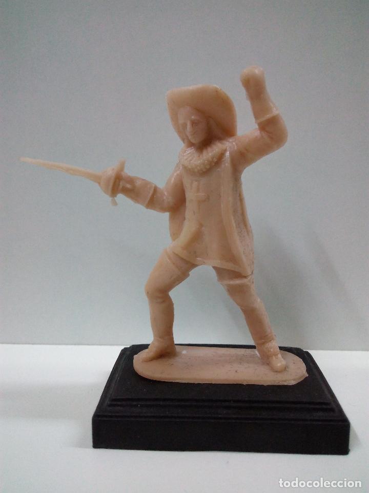 Figuras de goma y PVC: FIGURA DE MOSQUETERO . CON BASE - Foto 1