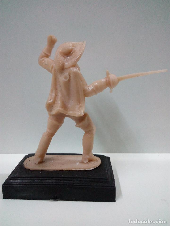 Figuras de goma y PVC: FIGURA DE MOSQUETERO . CON BASE - Foto 2