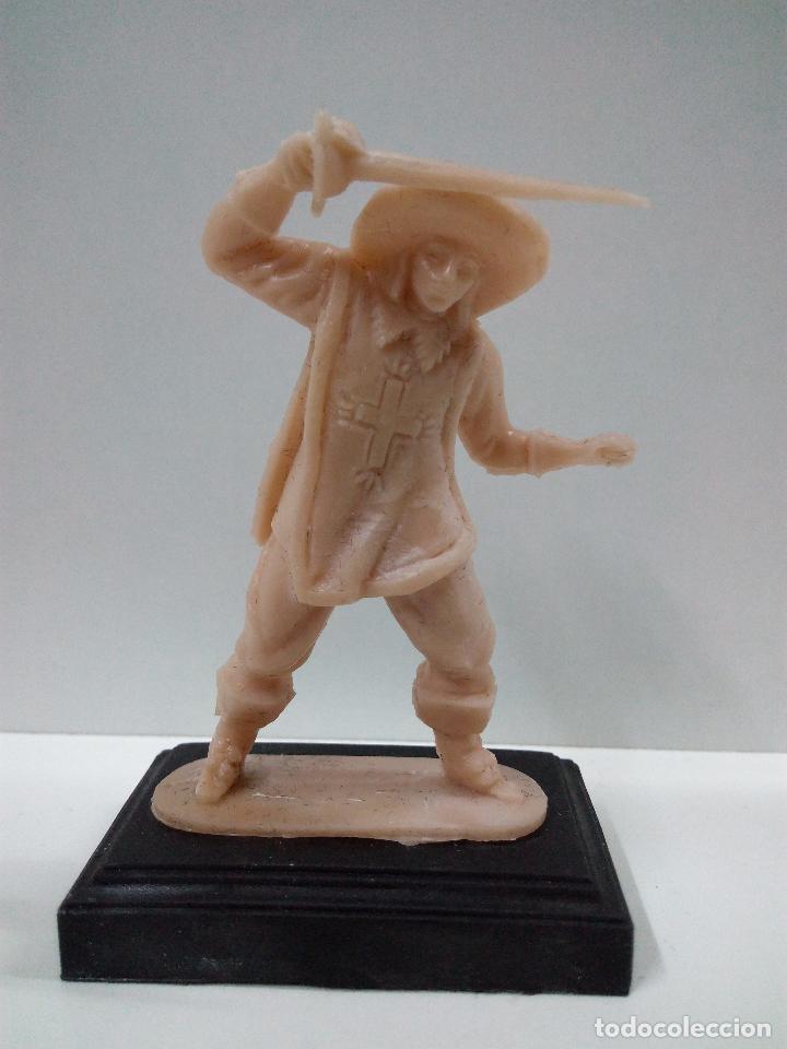 Figuras de goma y PVC: FIGURA DE MOSQUETERO . CON BASE - Foto 1