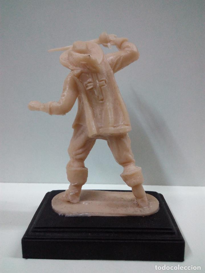 Figuras de goma y PVC: FIGURA DE MOSQUETERO . CON BASE - Foto 2