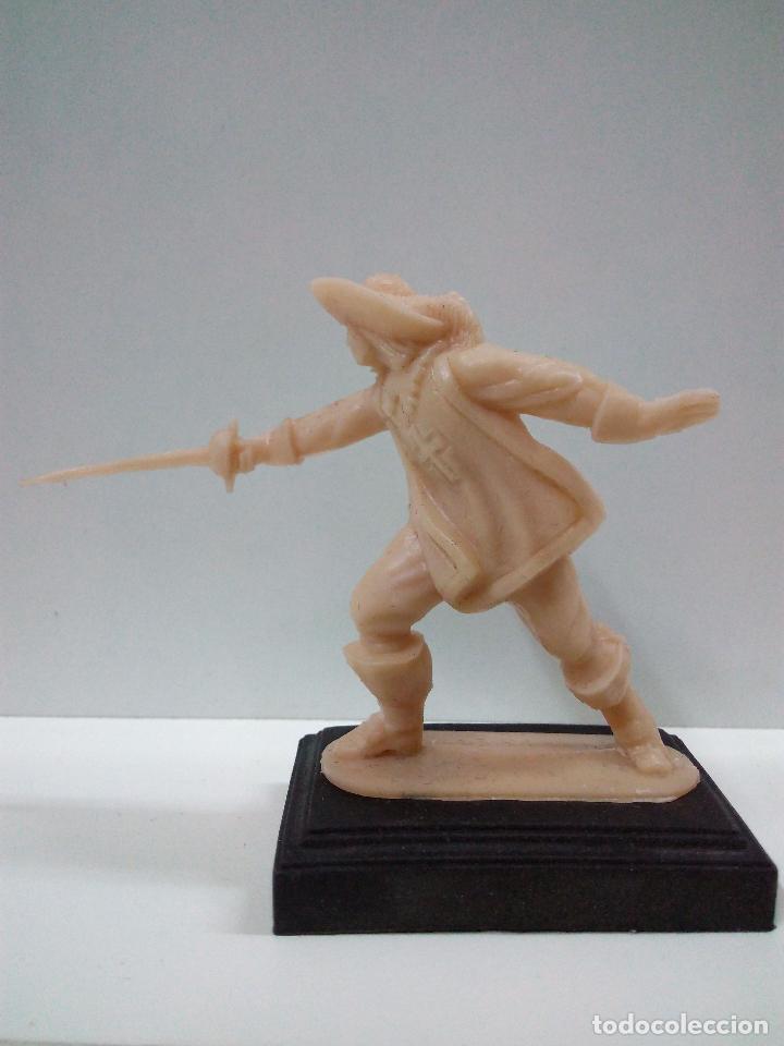 Figuras de goma y PVC: FIGURA DE MOSQUETERO . CON BASE - Foto 1